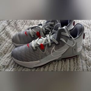 Nike Lebron JAMES... NEW